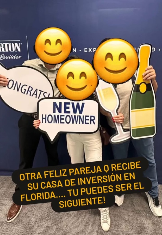 Clientes felices frente a su nueva casa en Florida